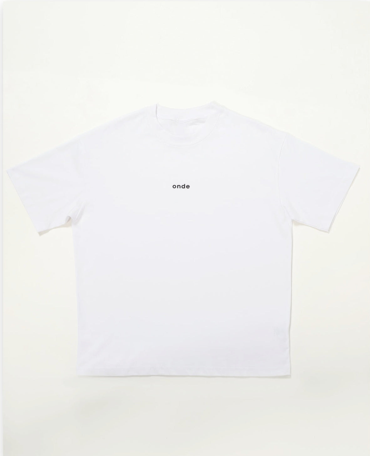 White t-shirt with 'onda' logo on a light beige background