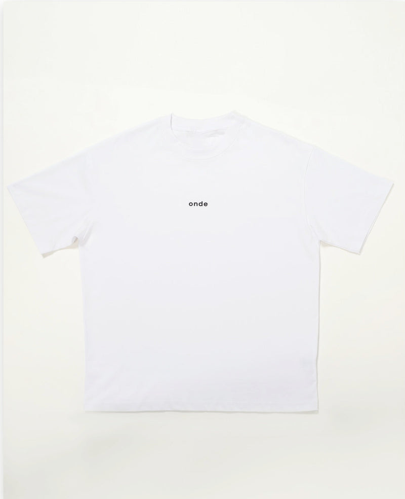 White t-shirt with 'onda' logo on a light beige background